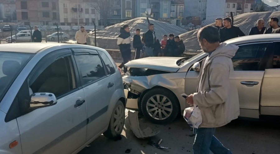 Bursa'da otomobiller kafa kafaya çarpıştı! 4 yaralı var