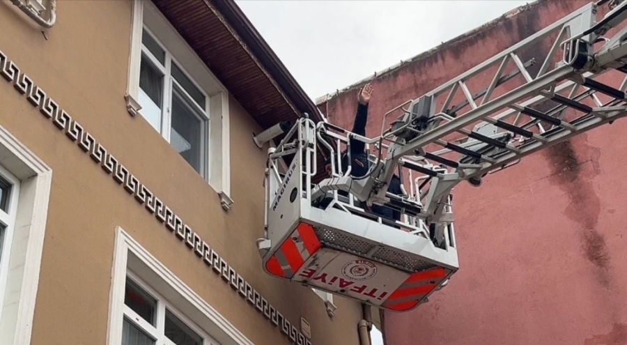 Alzheimer hastası dairesinde kilitli kaldı!