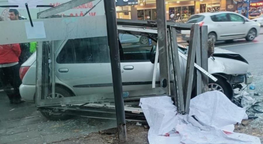 Otomobil, otobüs durağına çarptı: Yaralılar var