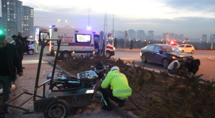 Otomobil motosikletle çarpıştı: 2'si ağır 4 yaralı