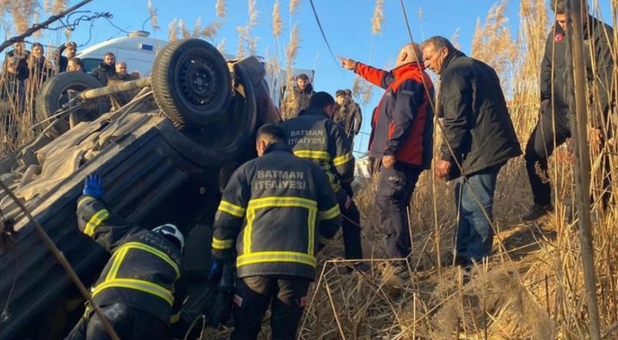 Hafif ticari araç şarampole yuvarlandı: Yaralılar var