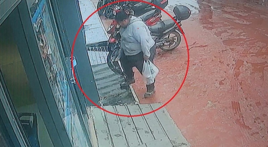 Şantiye çalışanı market kirlenmesin diye çamurlu ayakkabılarını çıkardı!