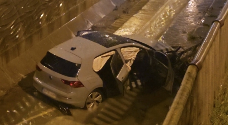 Çarptığı bariyerleri kıran araç dereye uçtu! Çok sayıda kişi yaralandı