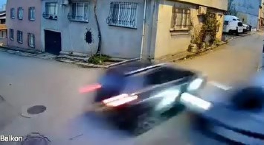 Bursa'da ara sokakta hız kesmeden ilerleyen otomobiller çarpıştı!