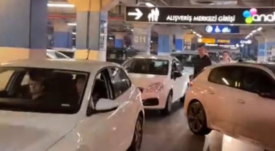 Bursa'da AVM'ye giden vatandaşlar otoparkta mahsur kaldı
