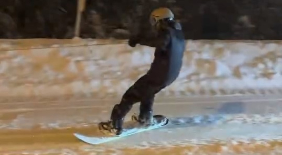 Bursa'dan ilginç görüntüler! Şehre snowboard ile indi