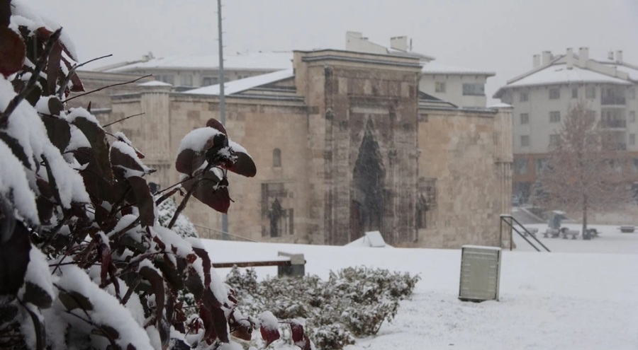 Sivas güne beyaz örtüyle uyandı