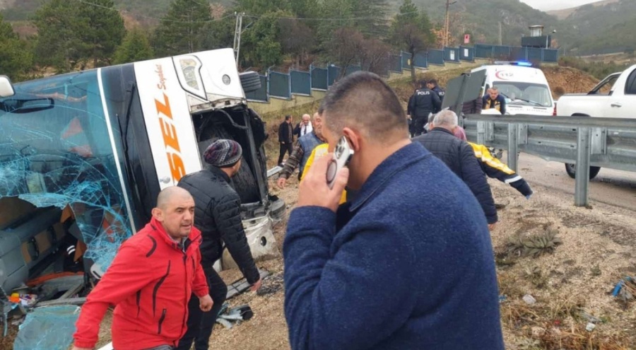 Isparta'da yolcu otobüsü devrildi: Çok sayıda yaralı var