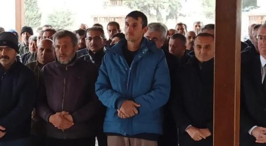 Doğal gaz faciasından kurtulan baba, taburcu olduktan sonra eşi ve 3 çocuğunun cenazesine katıldı