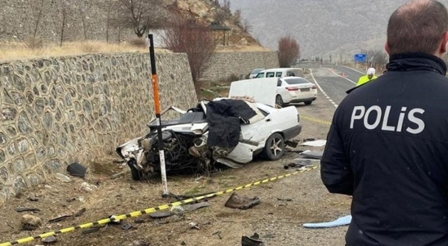 Otomobil istinat duvarına çarptı