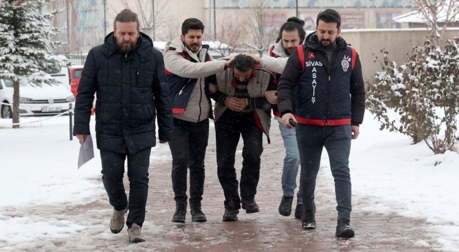 Annesini poşetle boğarak ikiz kardeşini de başından vurarak katleden cani tutuklandı