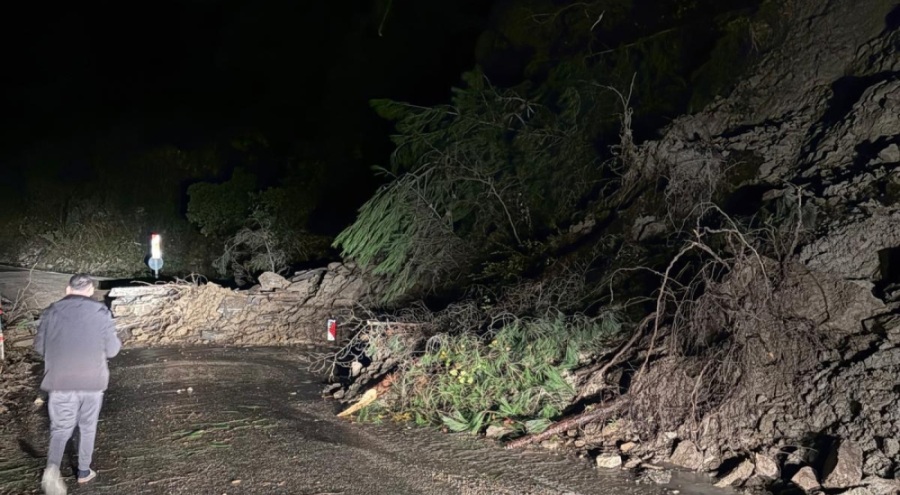 Kastamonu'da heyelan nedeniyle sahil yolu kapandı