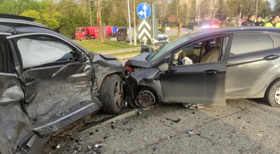 Bursa'da trafik kazası! Sürücüler yaralandı