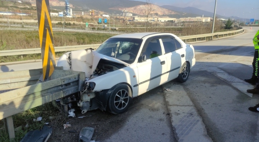 Bursa'da otomobil bariyerlere saplandı!