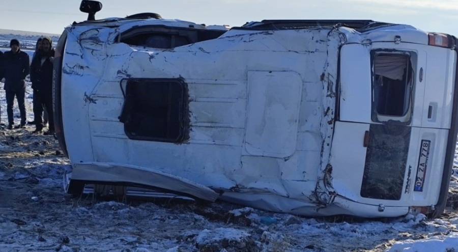 Servis minibüsü tarlaya yuvarlandı! Çok sayıda öğretmen yaralandı