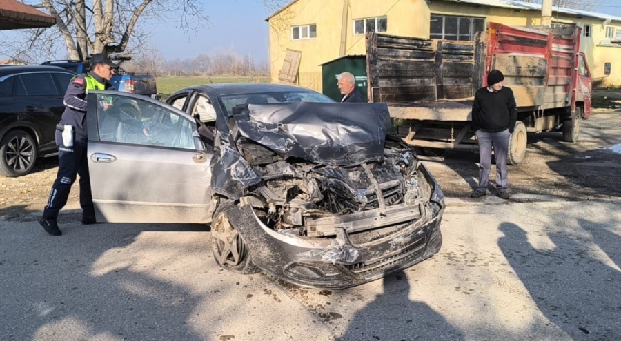 Bursa'da otomobille kamyonet çarpıştı! Biri hamile 3 yaralı var