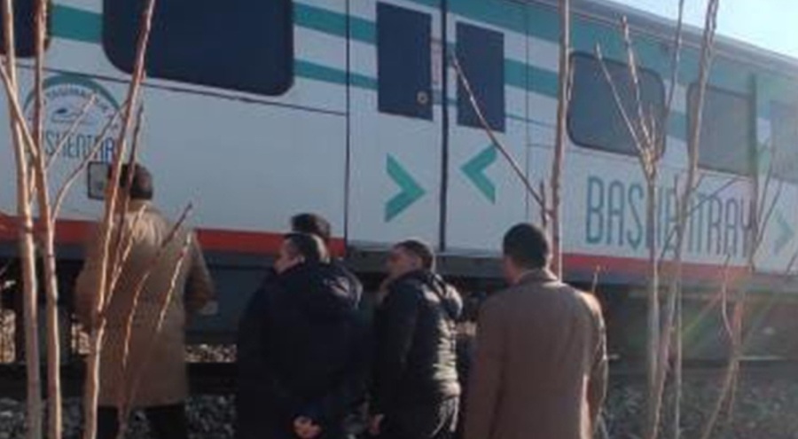 Ankara'da yolcu treni raylara düşen kayaya çarptı