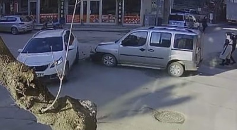 Bursa'da araçlar çarpıştı, 2'si çocuk 3 kişi yaralandı!