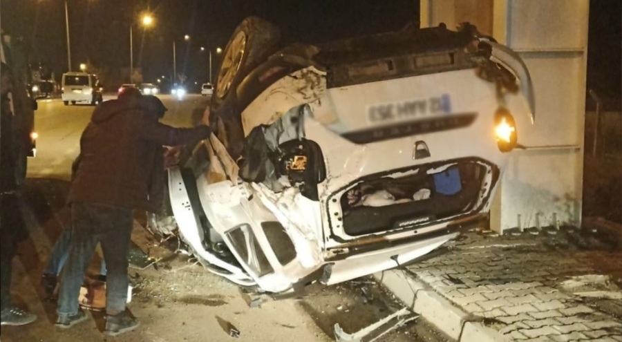 Takla atan otomobildeki 2 kişi yaralandı