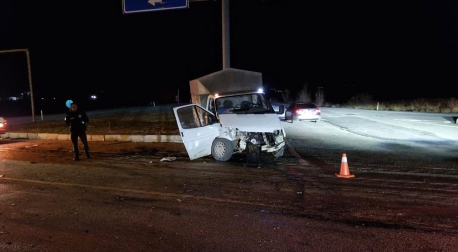 Kamyonet ile otomobil çarpıştı! Çok sayıda yaralı var