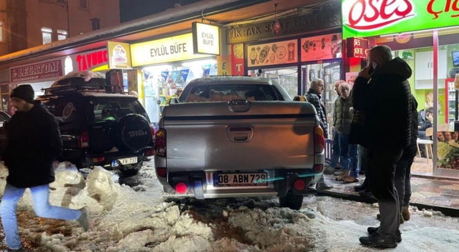 Kontrolden çıkan kamyonet iş yerine daldı! 2 kişi yaralandı