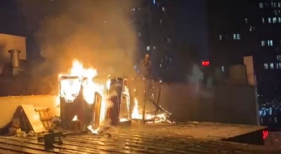 Kuş kümesinde çıkan yangın, 2 binanın çatısına sıçradı