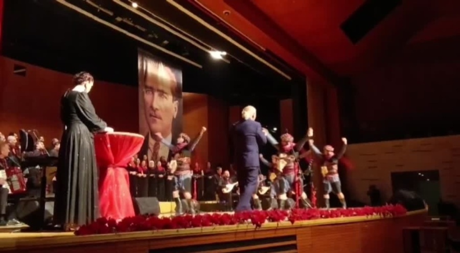 Sanatçı Erol Köker Bursalı müzikseverler için sahnedeydi