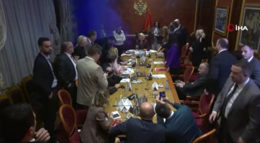 Muhalefet komisyona sis bombası attı