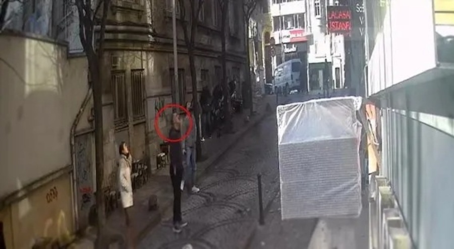 Binadan kopan beton parçalarından son anda kurtuldu