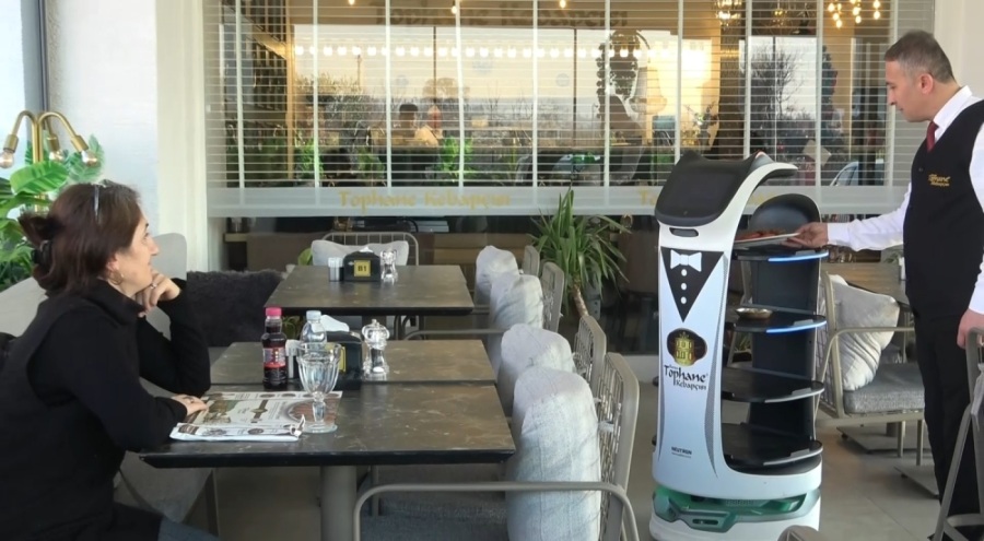 Bursa'da bir işletmede müşterilerine robot garsonla hizmet veriyor
