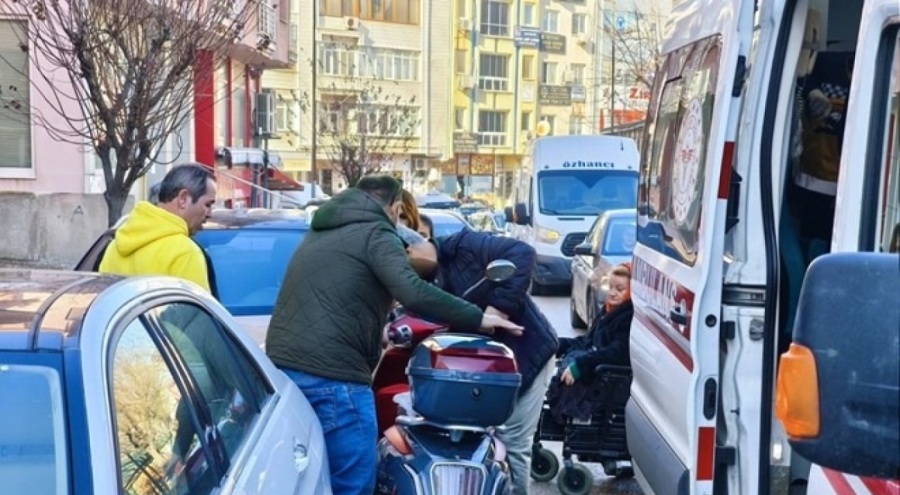 Kontrolden çıkan motosiklet devrildi
