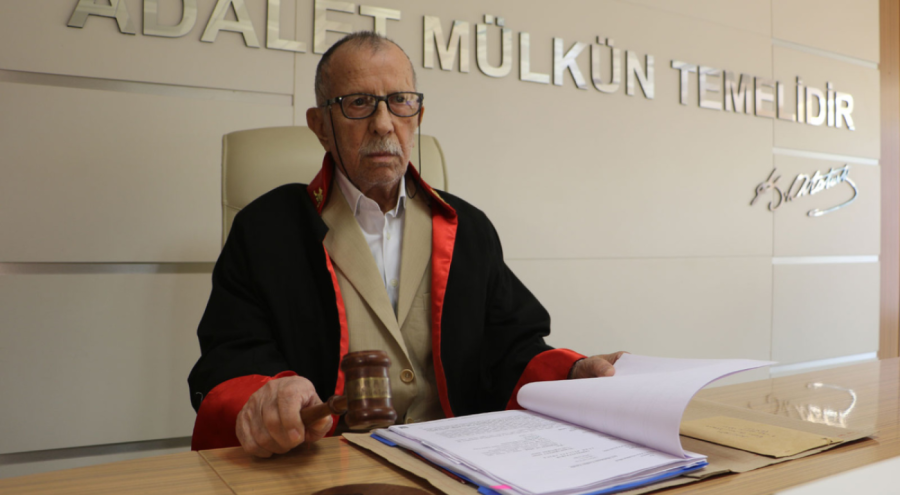 Alzheimer hastası 87 yaşındaki adamın hakimlik hayali gerçek oldu