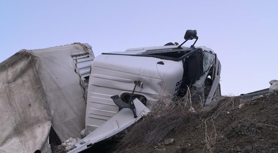 Erzurum-Artvin yolunda tır kazası: Şarampole uçmaktan son anda kurtuldu