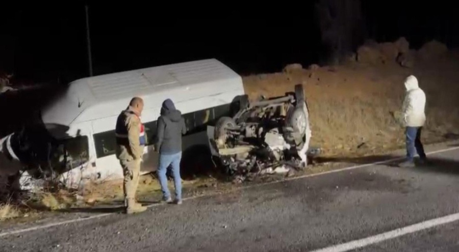 Kontrolden çıkan minibüs ile otomobil çarpıştı: Çok sayıda yaralı var