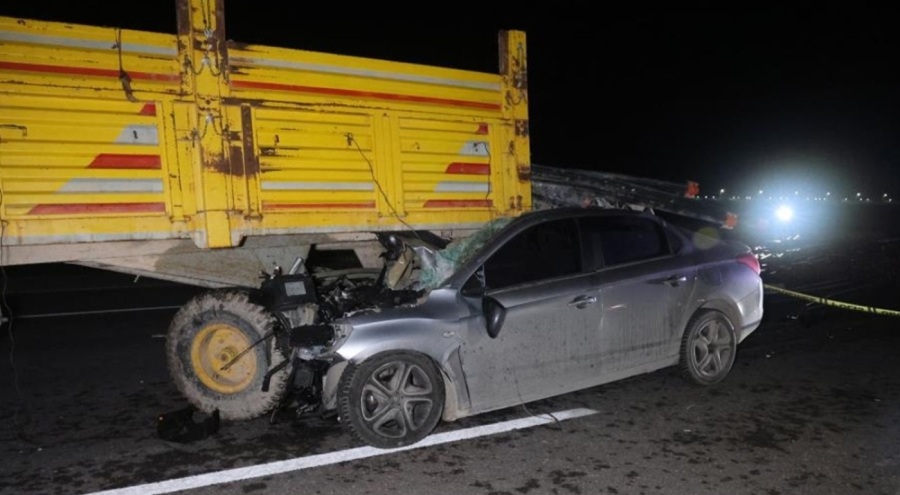 Otomobil traktör römorkuna ok gibi saplandı, sürücü yaşamını yitirdi