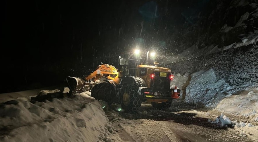 Ayder Yaylası yoluna çığ düştü