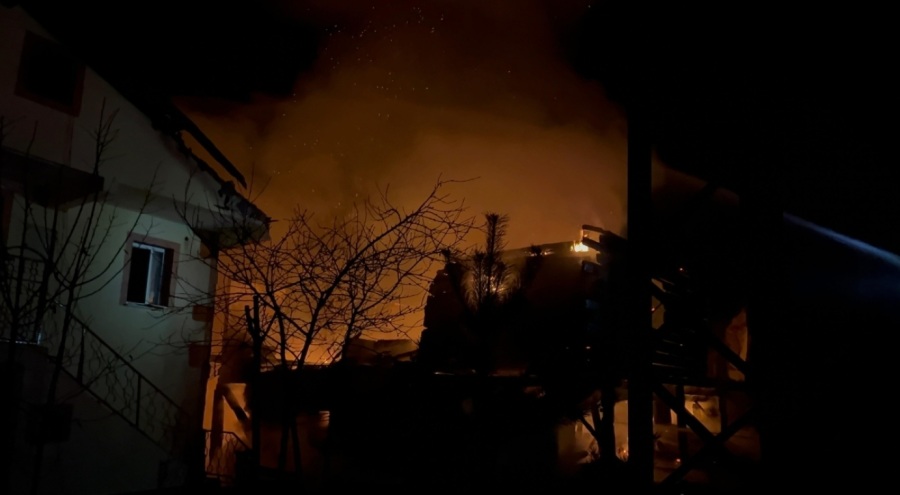 Yanan ahşap ev kül oldu