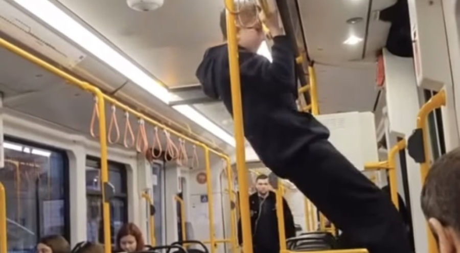 Bursa'da metroda şaşkın bakışlar içinde barfiks çekti