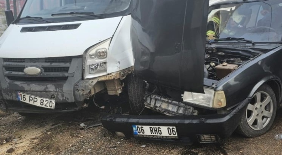 Bursa'da kamyonet ile otomobil çarpıştı! Yaralılar var