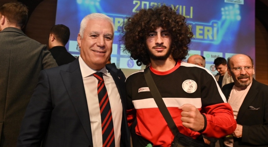 Başkan Bozbey'e "Spora katkı sağlayan başkan" ödülü verildi!
