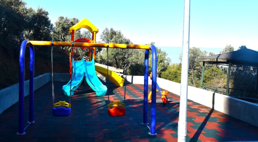 Gemlik'teki çocuk parkları temizleniyor