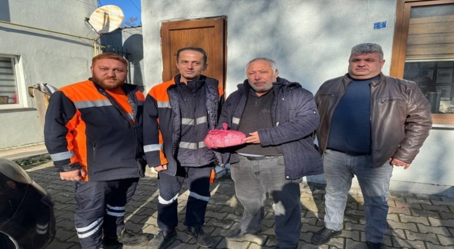 Temizlik işçileri, buldukları içi para dolu poşeti sahibine teslim ettiler