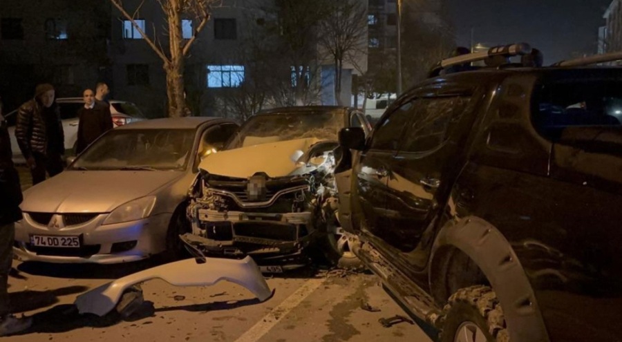 Pikap ve otomobil kafa kafaya çarpıştı