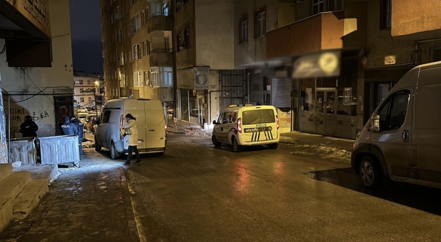 Eve kurşun yağdırıp taksiyle kaçtılar