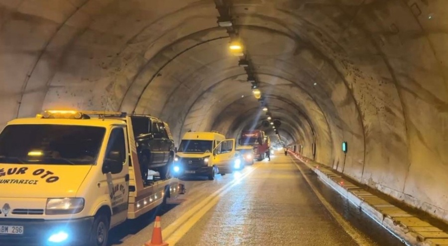 Artvin'de tünel girişinde meydana gelen heyelan ulaşımı aksattı