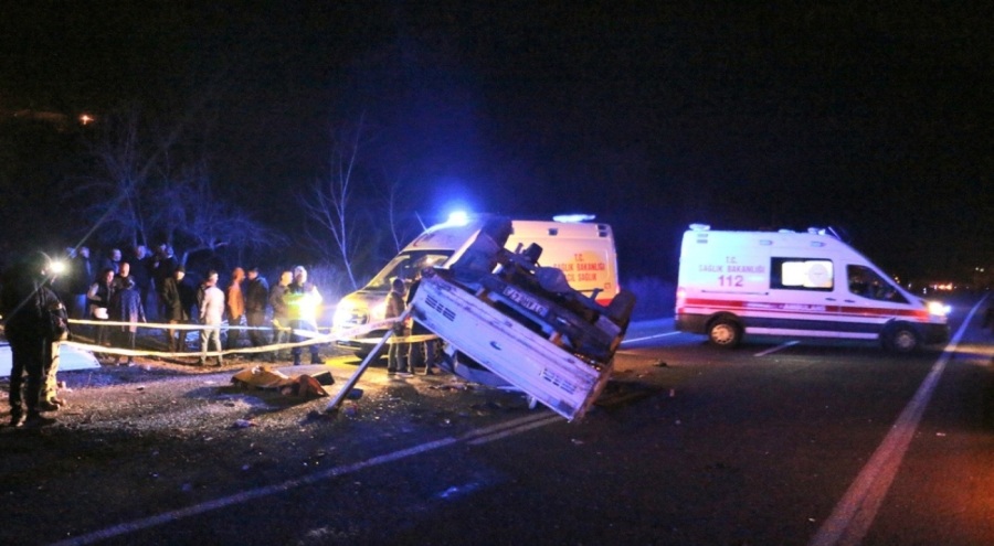 Kamyonet takla attı: Ölü ve yaralılar var