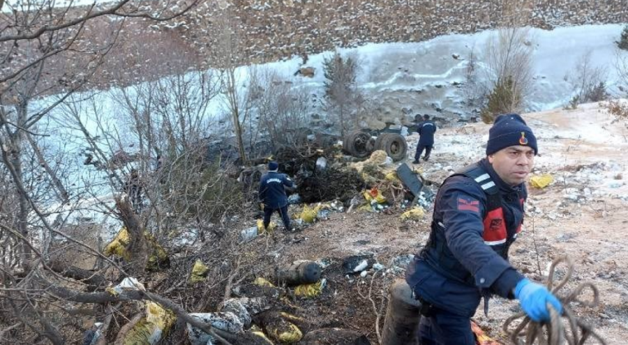 100 metrelik uçuruma yuvarlanan kamyonun şoförünün cesedi sabah bulundu