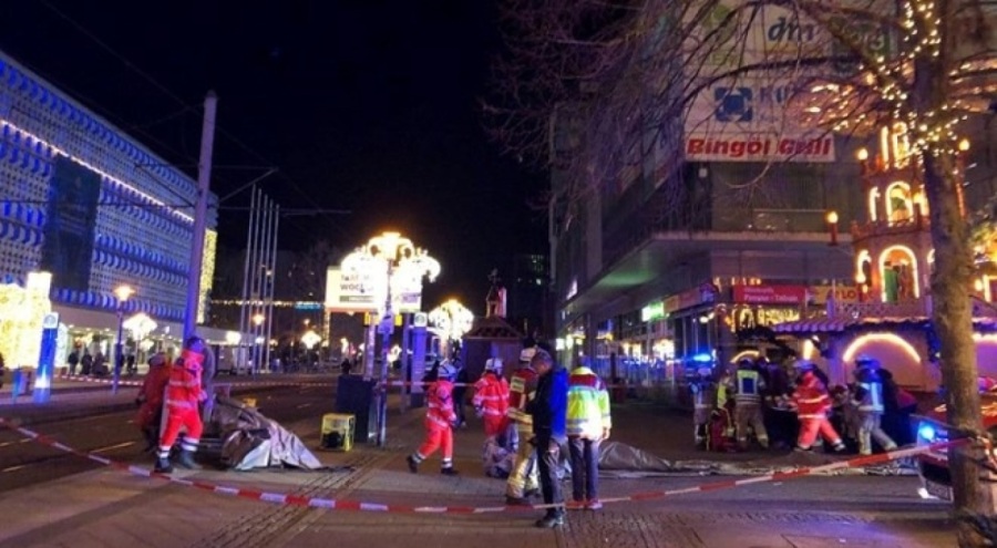 Almanya'da aracıyla Noel pazarındaki kalabalığın arasına daldı