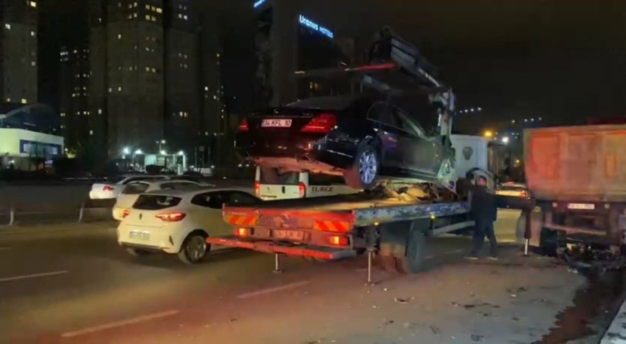 Otomobil polis aracına çarptı: 3 yaralı