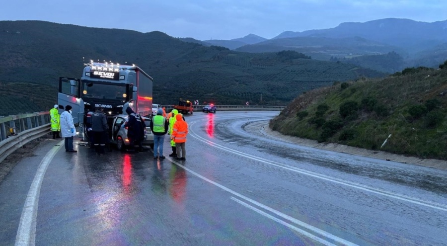 Bursa'da tır ile otomobil kafa kafaya çarpıştı! 1 ölü, 2 yaralı
